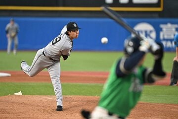 ようやく今季初登板となった巨人・山崎伊織(左)