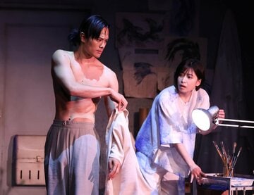 岡本圭人（左）の引き締まった肉体美