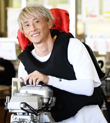  前検で調整する峰竜太（東スポWeb）