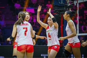 石川真佑（右から2番目）ハイタッチしたが…（Volleyball World提供）