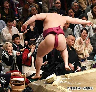 写真：【大相撲初場所】遠藤落下 土俵下の研ナオコ恐怖におびえ絶叫