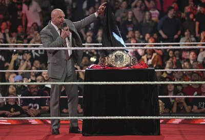 写真：【WWE】「世界ヘビー級王座」を新設 トリプルHが金色に輝く
