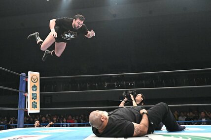 ドン・ファレ(下)にハイフライフロ―を放つウルフアロン