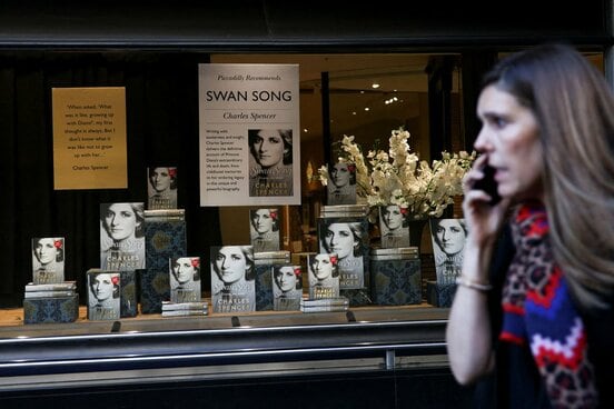 ロンドンの書店に並ぶスペンサー伯爵の回顧録(ロイター)