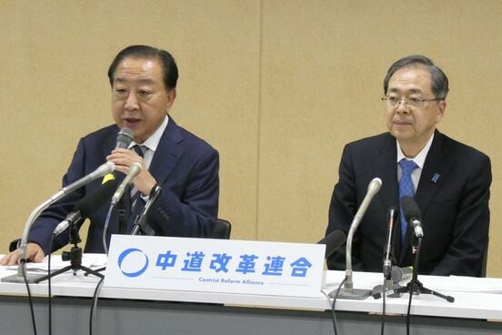 中道改革連合の代表を辞任する野田佳彦氏（左）と斉藤哲夫氏