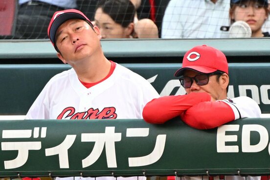 重苦しい展開に首をひねる広島・新井監督(左)