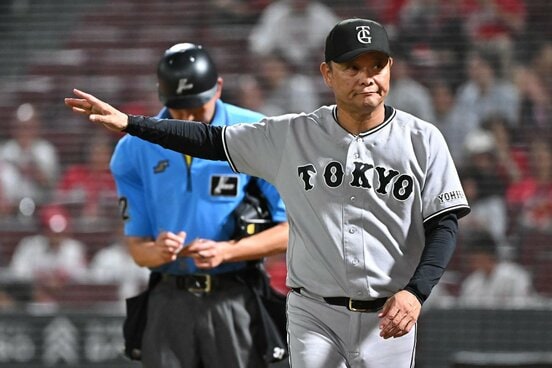 敵地での接戦をものにした巨人・橋上監督代行(右)