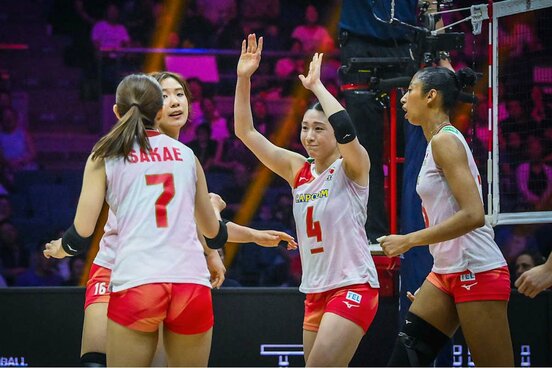 石川真佑(右から2番目)ハイタッチしたが…(Volleyball World提供)