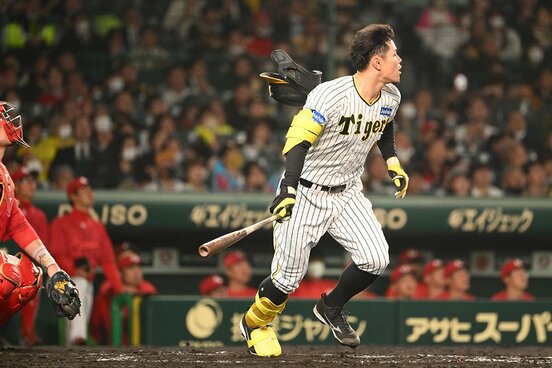 今季初のマルチ安打を放った佐藤輝