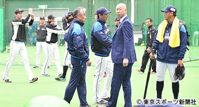  アップ中の佐々木朗希（左端）を見る松坂大輔（右端）