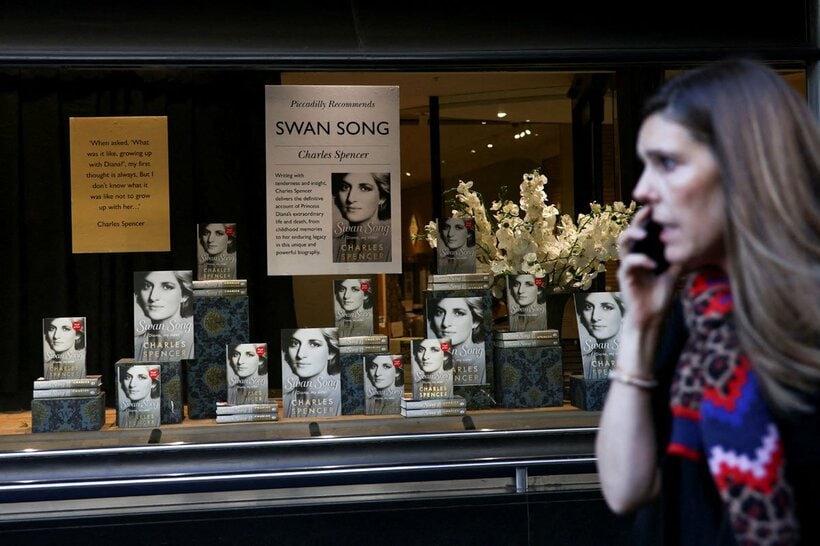 ロンドンの書店に並ぶスペンサー伯爵の回顧録（ロイター）