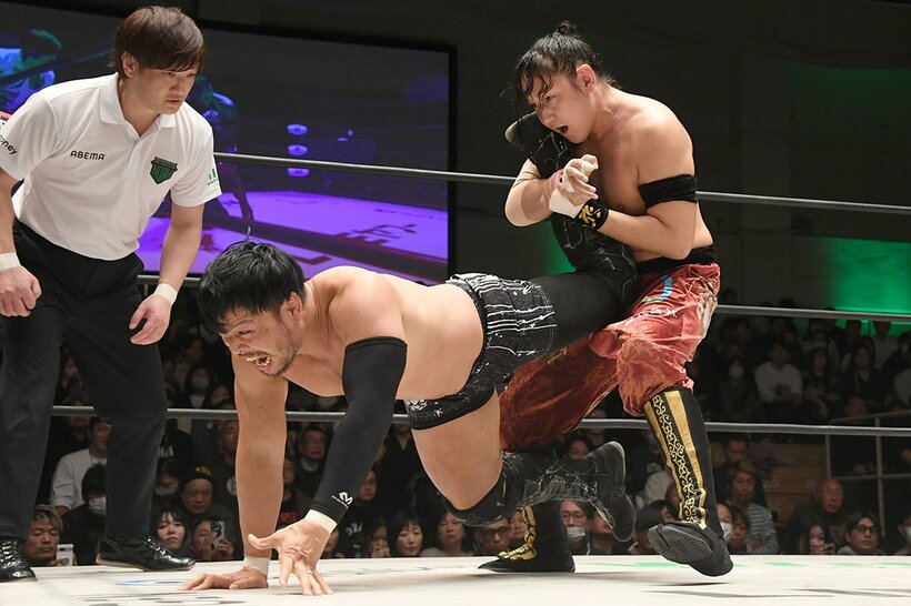 新ユニットWRSの先輩・KENTA(中)と熱戦を繰り広げた佐々木憂流迦