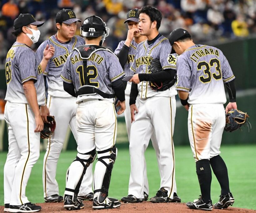 ピンチをしのいだ阪神・高橋遙人（右から二番目）