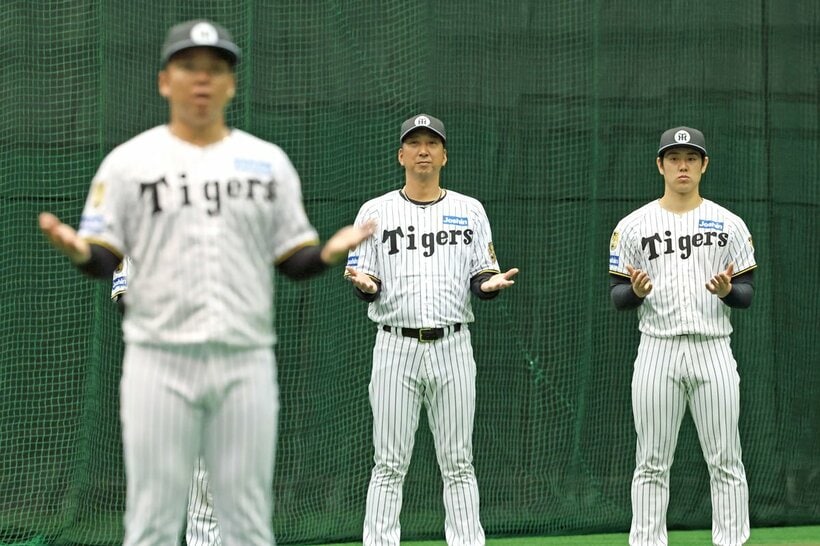 一本締めをする藤川監督（中央）と石黒祐弥（右）、手前は村上頌樹