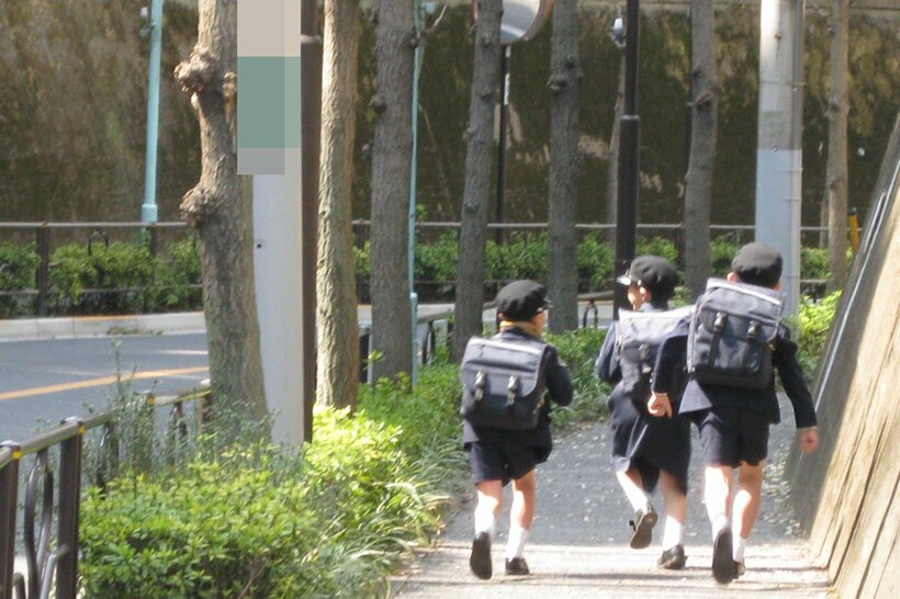 元気に通学する小学生（写真はイメージ）