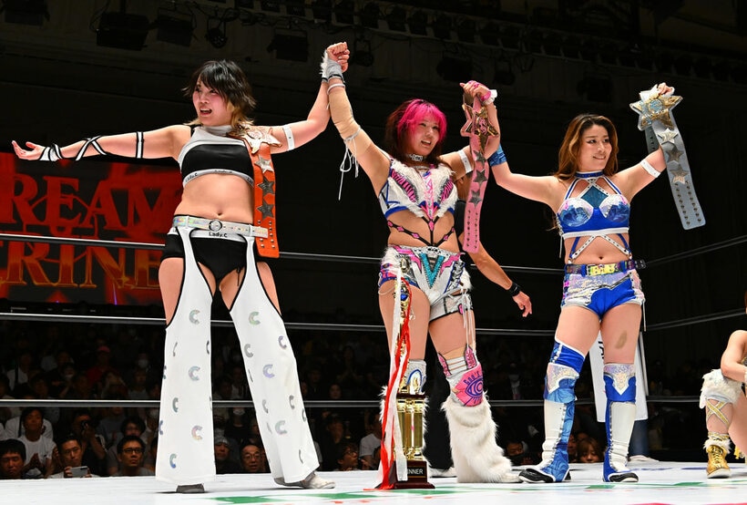 勝利したレディ・C（左）、壮麗亜美（中）、妃南（右）