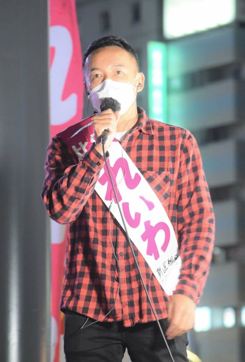  街頭演説する山本氏（東スポWeb）