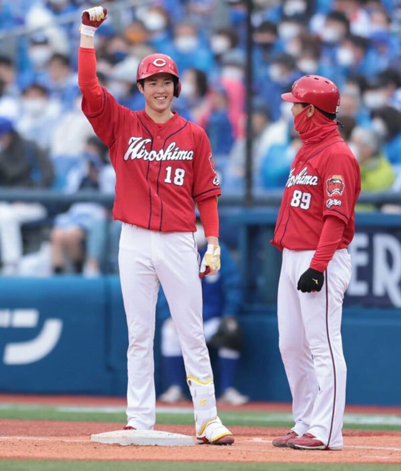  ５回に適時打を放った広島・森下は塁上でこの表情（東スポWeb）