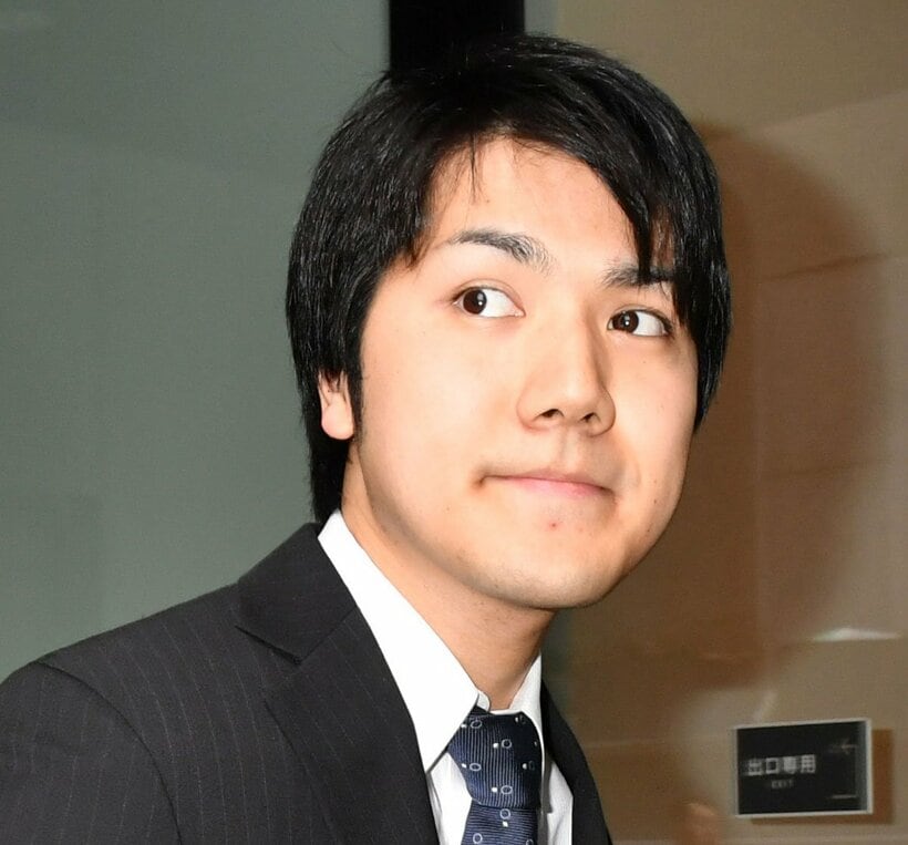  エコノミークラスで帰国する小室さん