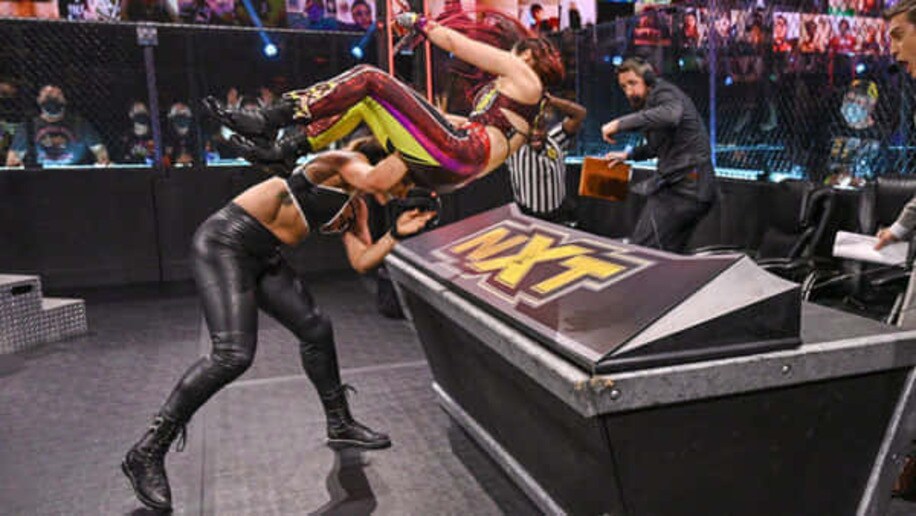  ラケル（左）はチョークスラムで紫雷イオを解説席に叩きつけた(C)2021 WWE, Inc. All Rights Reserved.