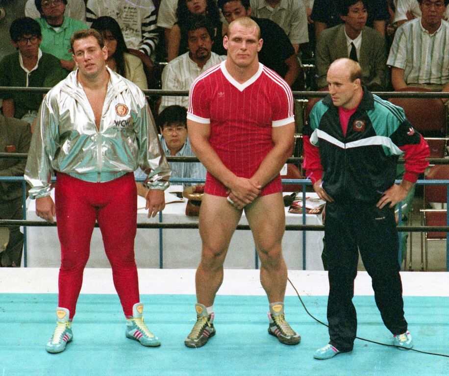 １９９１年、新日本プロレスのリングで観客に紹介されるマミアシビリ氏(右)。中はアレキサンダー・カレリン氏（東スポWeb）