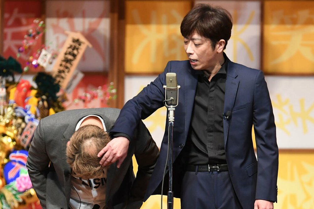 岩尾のさみしい頭頂部をイジる後藤