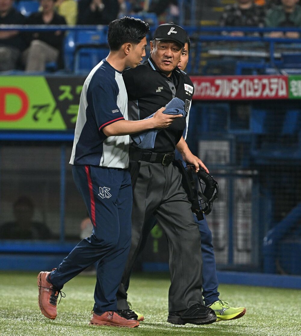 一旦グラウンドをあとにする笠原球審