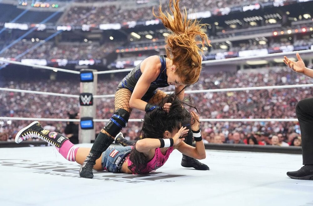 ベッキー・リンチ（上）はＡＪリーを痛めつける（©ＷＷＥ）