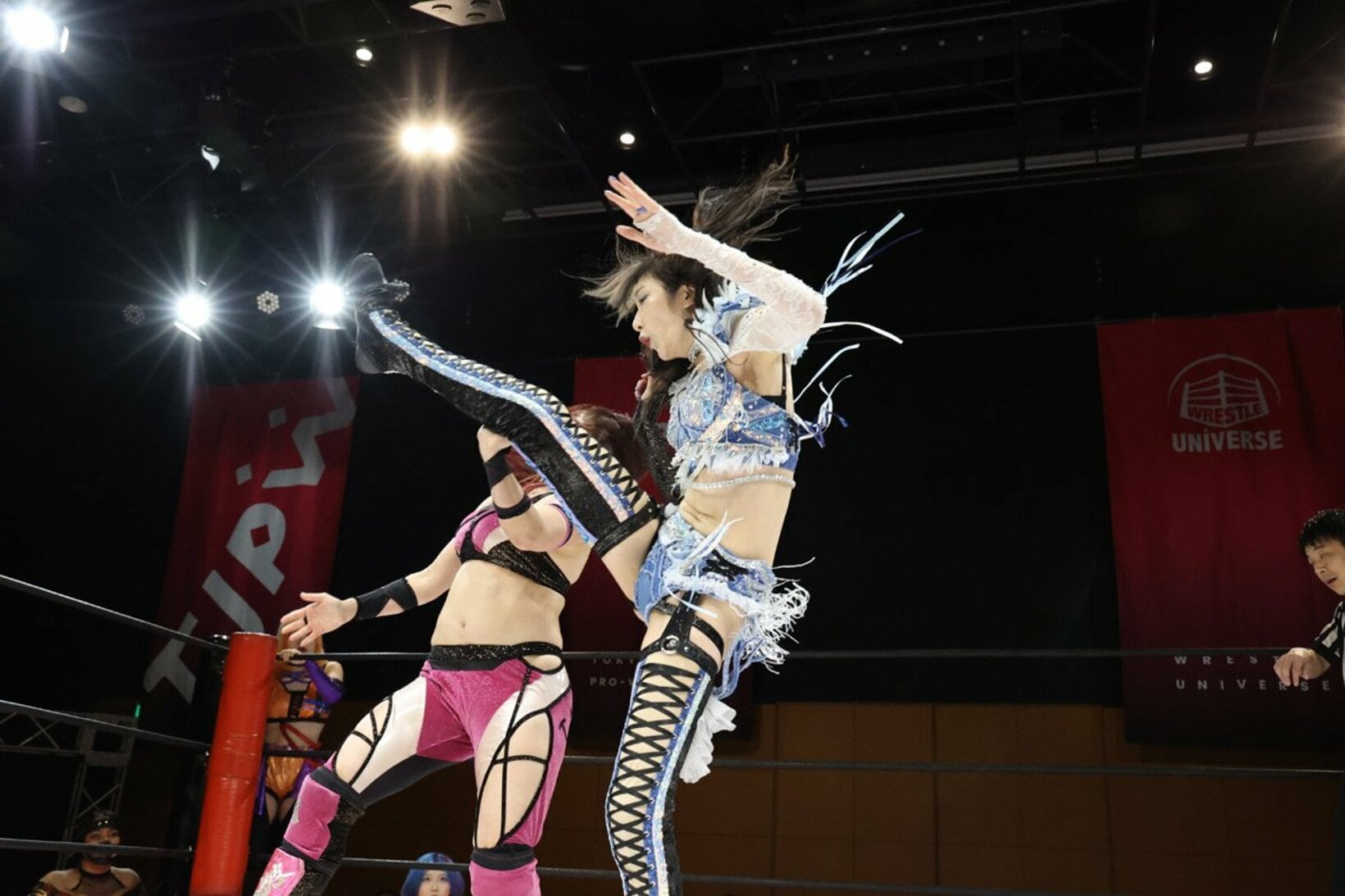 山下実優（左）にビッグブーツを決める上福ゆき（東京女子プロレス提供）