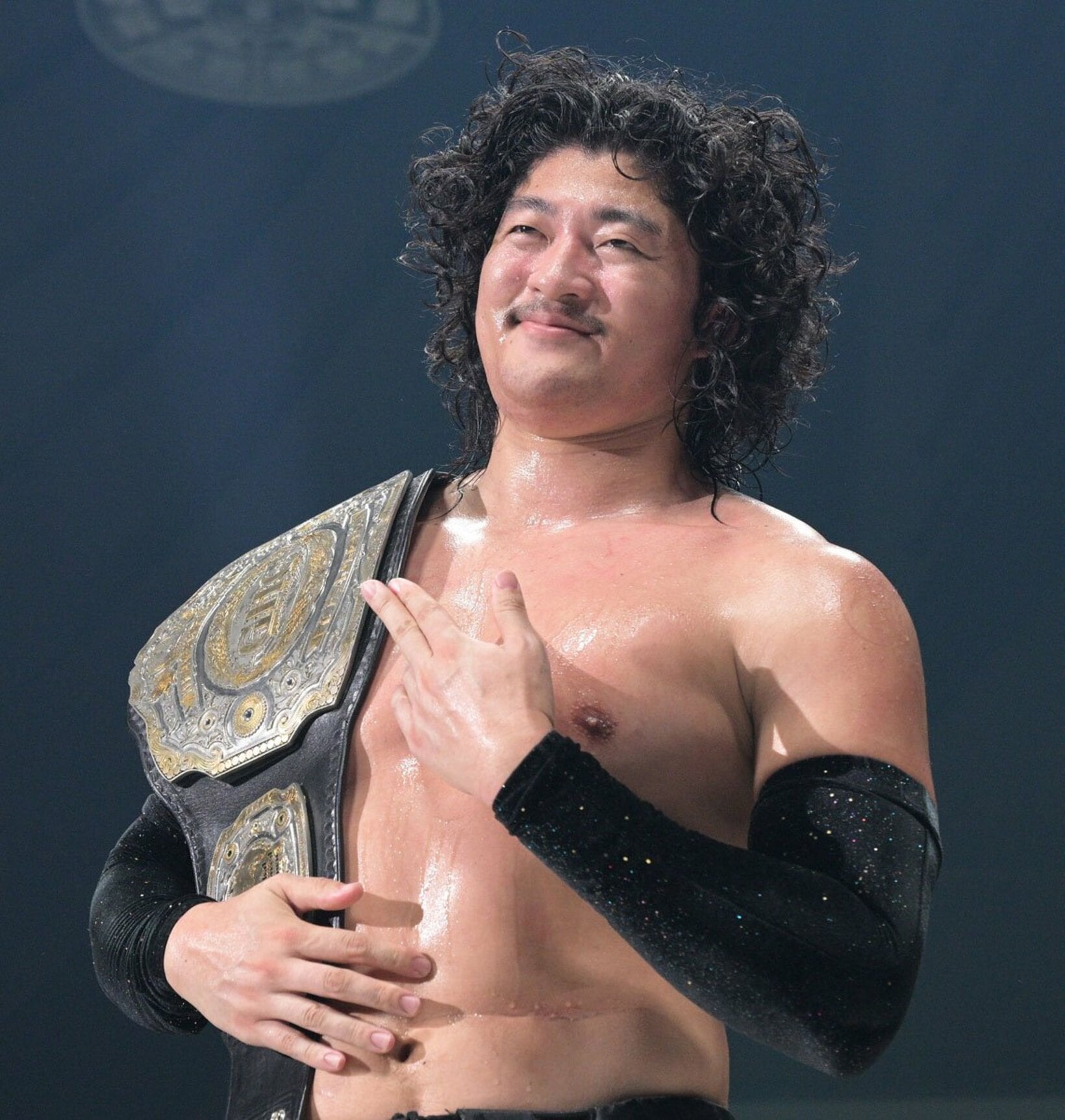 内藤がリングに置いていったベルトを手にするOZAWA