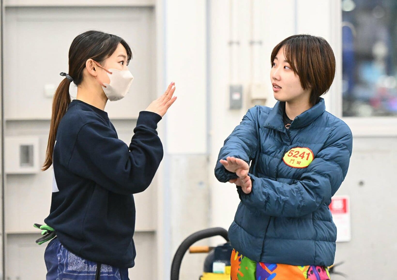 守屋美穂(左)と話し込む門田
