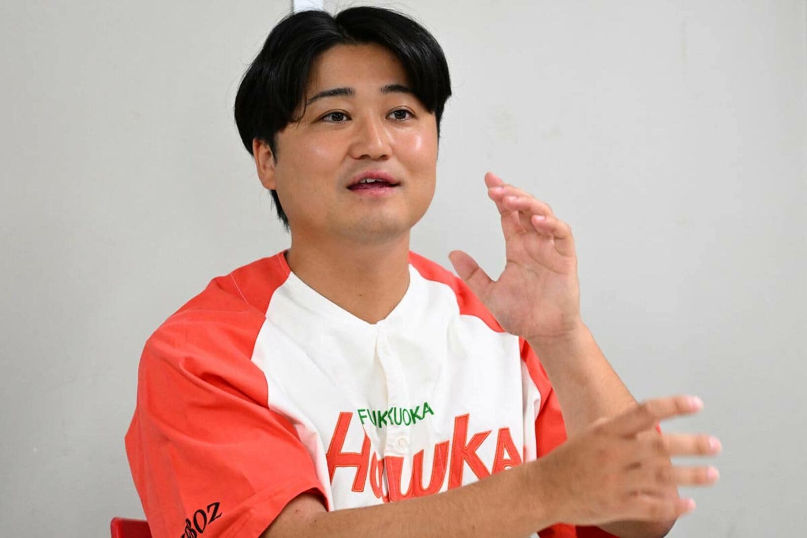 インタビューに答えるあらた