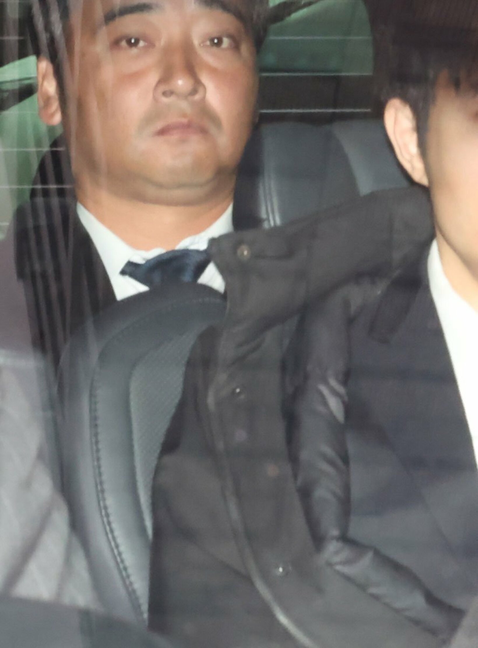 今月13日、初公判を終えて地裁を出る斉藤慎二被告