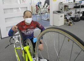  後輪の感触を確かめる北津留翼