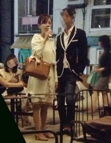 長身の恋人（右）と寄り添う高橋真麻（提供写真）