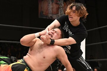 石田有輝を攻める岡谷英樹
