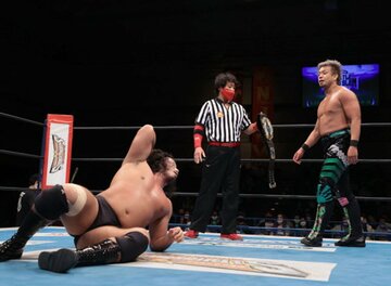  辻陽太㊧とレッドシューズ海野レフェリー㊥（新日本プロレス提供）