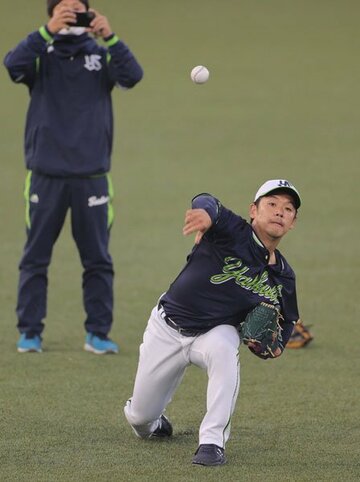  キャッチボールするヤクルト・小川（右）