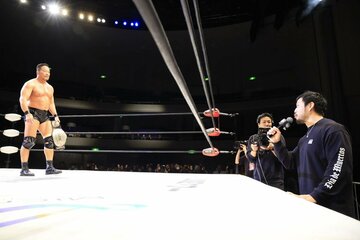 杉浦貴(左)一騎打ちを迫るKENTA（©NOAH）