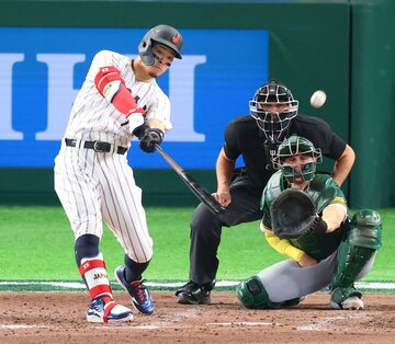 ８回、代打の佐藤輝明は適時打を放った