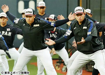  岡本（左）の仕掛けた“トラップ”に引っかかった村上（右）