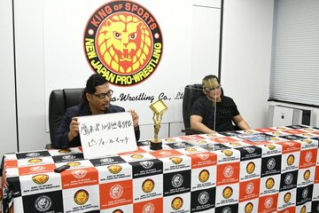  ルールをプレゼンした鷹木(左)とタイチ