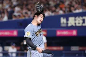 追加点を献上しベンチへ下がる阪神・石黒
