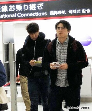  福岡を出発する田中正義（右）