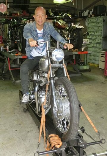 愛車の１９６１年製トライアンフに跨る小峠英二