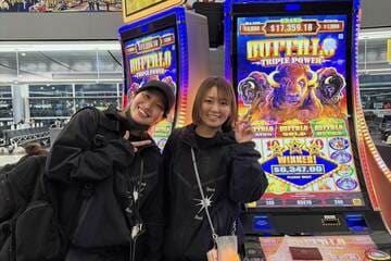 ラスベガス空港のスロットマシンで遊んだＳａｒｅｅｅ（右）とマーベラスの彩羽匠（©Ｓａｒｅｅｅ‐ＩＳＭ）