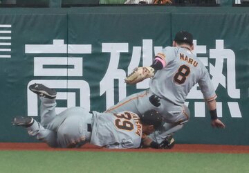  ９回、打球を追い丸佳浩（右）と接触する立岡宗一郎（東スポWeb）