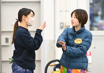 守屋美穂(左)と話し込む門田