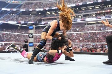 ベッキー・リンチ（上）はＡＪリーを痛めつける（©ＷＷＥ）