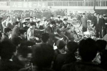 ワルドーとレンジは観客とも乱闘。前代未聞の大暴動となった